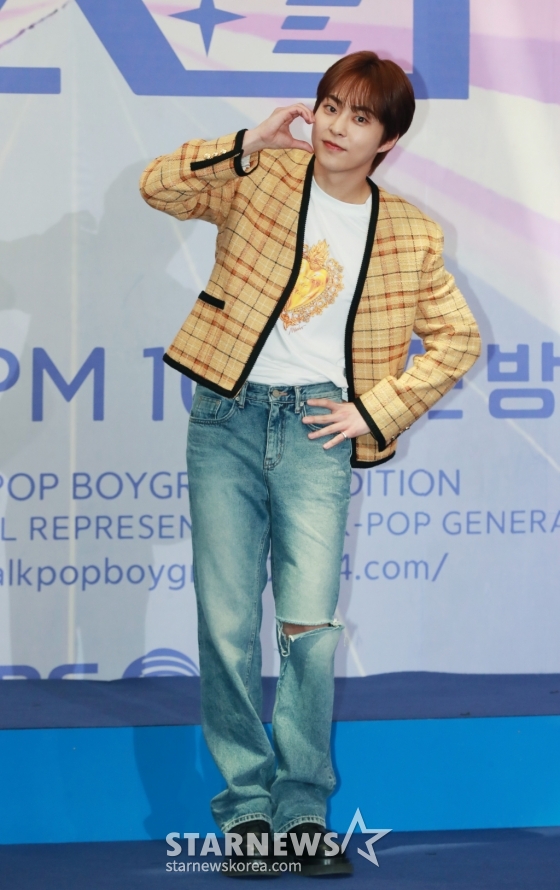 가수 시우민이 8일 오전 서울 여의도 KBS에서 진행된 2TV 예능 &#039;메이크메이트원&#039;(MA1) 제작발표회에 참석해 포즈를 취하고 있다.   &#039;꿈꾸던 무대를 만들기 위해(MAKE) 친구(MATE)와 하나(ONE) 되는 시간&#039;이라는 의미를 담은 글로벌 아이돌 데뷔 프로젝트 프로그램 &#039;메이크메이트원&#039;은 오는 15일 첫 방송된다. /2024.05.08 /사진=이동훈
