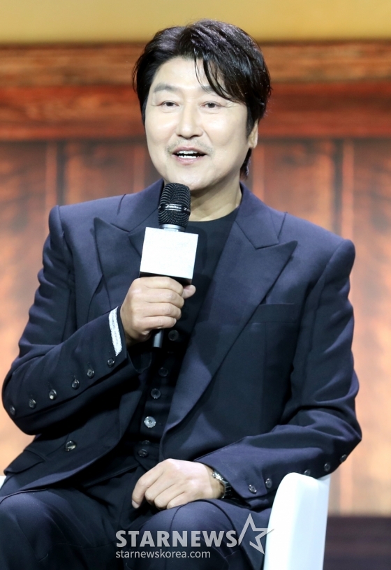 배우 송강호가 8일 오전 서울 강남구 그랜드인터콘티넨탈 파르나스 그랜드 볼룸에서 열린 디즈니+ 드라마 &#039;삼식이 삼촌&#039; 제작발표회에 참석해 인사말을 하고 있다.   &#039;삼식이 삼촌&#039;은 전쟁 중에도 하루 세끼를 반드시 먹인다는 삼식이 삼촌(송강호 분)과 모두가 잘 먹고 잘 사는 나라를 만들고자 했던 엘리트 청년 김산(변요한 분)이 혼돈의 시대 속 함께 꿈을 이루고자 하는 뜨거운 이야기를 그린 작품으로 오는 15일 첫 방송을 앞두고 있다. 2024.05.08 /사진=임성균
