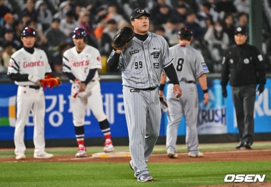 한화 류현진이 8일 사직 롯데전에서 5회 말 전준우에게 1타점 3루타를 허용하가 오쉬운 표정을 짓고 있다. 