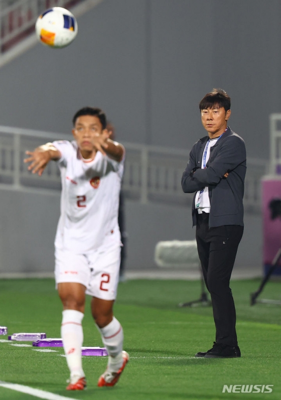 경기를 지켜보는 신태용 인도네시아 U-23 축구대표팀 감독. /사진=뉴시스