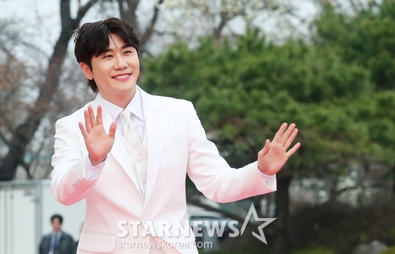 가수 영탁이 27일 오후 서울 동대문구 경희대학교 평화의 전당에서 열린 &#039;2024 유니버설 슈퍼스타 어워즈(Universal Superstar Awards)&#039;에서 레드카펫을 밟고 있다. 2024.03.27 /사진=김창현