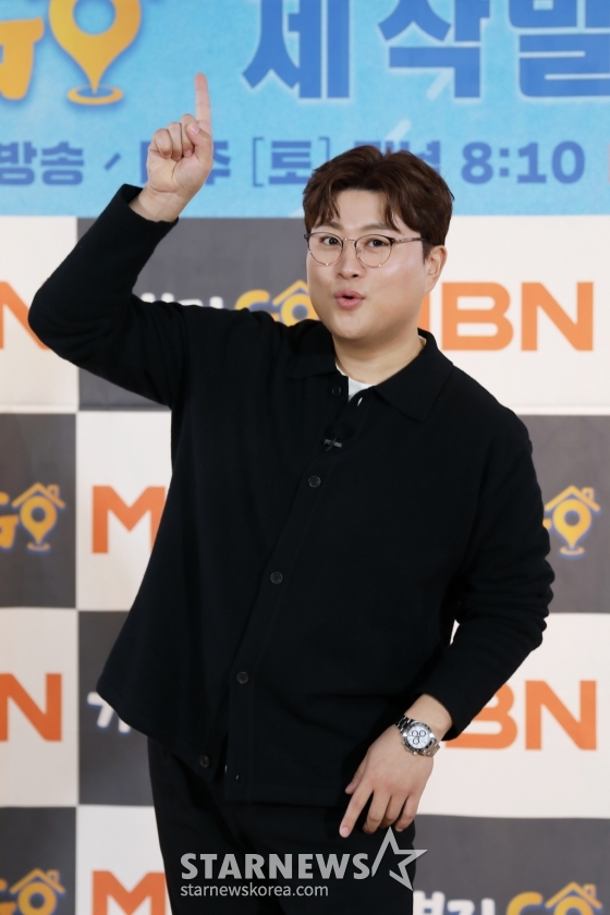 가수 김호중이 15일 오전 온라인으로 진행된  MBN 예능 프로그램 &#039;가보자GO&#039; 제작발표회에 참석해 포즈를 취하고 있다.  각종 SNS의 파도를 벗어나 &#039;진짜 친구&#039;를 찾기 위해 거리로 나선 5명의 MC가 장소와 나이, 성별을 불문하고, 그동안 만나고 싶었던 각종 셀럽과 일반인을 즉석에서 섭외해 친구가 되는 과정을 담아내는 프로그램 &#039;가보자GO&#039;는 16일 첫 방송된다. /사진제공=MBN 2024.03.15 /사진=이동훈