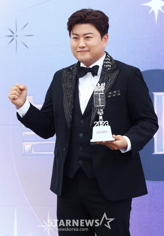 가수 김호중이 3일 오전 인천 남동체육관에서 진행된 KBS 2TV &#039;불후의 명곡&#039; 상반기 왕중왕전 레드카펫 행사에 참석해 포즈를 취하고 있다. 2023.07.03