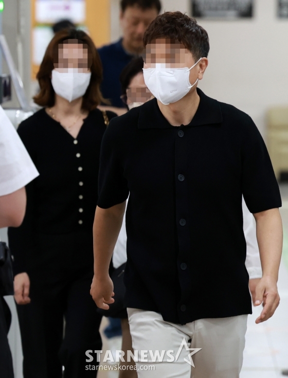 [서울=뉴시스] 이영환 기자 = 방송인 박수홍 씨의 출연료 등을 횡령한 혐의를 받는 친형 박모 씨와 배우자 이모 씨가 17일 오후 서울 서초구 서울고법에서 열린 항소심 1차 공판에 출석하고 있다. 2024.05.17. 20hwan@newsis.com /사진=이영환