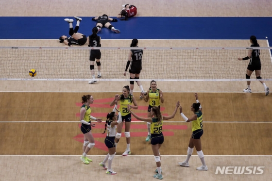 한국 여자배구 대표팀(위)이 16일 2024 국제배구연맹(FIVB) 발리볼네이션스리그(VNL) 1주 차 2차전 브라질전에서 패한 뒤 아쉬워하고 있다. /AP=뉴시스