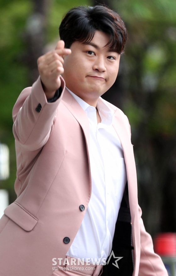 미스터트롯 김호중이 29일 서울 마포구 상암동 MBC사옥에서 진행되는 &#039;라디오스타&#039; 녹화를 위해 도착하고 있다.