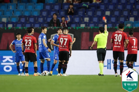 백동규에게 레드카드를 들어보이는 주심(형광색 옷). /사진=한국프로축구연맹 제공