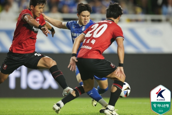 킥 시도하는 김주찬(가운데). /사진=한국프로축구연맹 제공