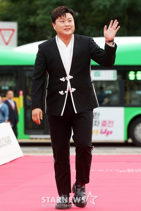 가수 김호중이 21일 오후 서울 영등포구 여의도동 KBS홀에서 진행된 &#039;2023 서울 드라마 어워즈&#039; 레드카펫 행사에 참석하고 있다. 2023.09.21 /사진=김창현