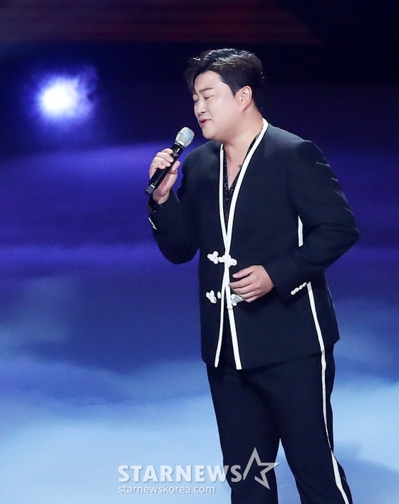 가수 김호중이 21일 오후 서울 영등포구 여의도동 KBS홀에서 진행된 &#039;2023 서울 드라마 어워즈&#039;에서 한류드라마 부문 ost상을 수상한 뒤 축하공연을 선보이고 있다. 2023.09.21 /사진=김창현