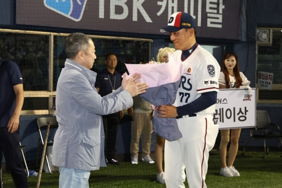 사령탑 100승을 달성한 이승엽 감독(오른쪽)에게 꽃다발을 안겨주고 있는 박정원 구단주. /사진=두산 베어스 제공