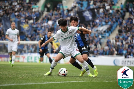 경기에 집중하는 최우진(오른쪽). /사진=한국프로축구연맹 제공