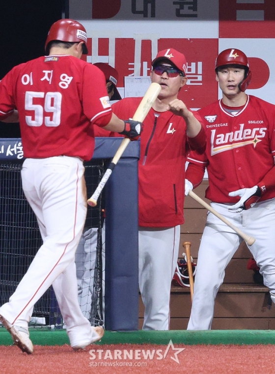 &#039;2024 신한 SOL 뱅크 KBO리그&#039; 키움-SSG전이 18일 서울 고척스카이돔에서 열렸다.  SSG 이숭용 감독(가운데)이 3회초 고명준의 적시타 때 선취 득점을 한 이지영을 반갑게 맞고 있다. /사진=김진경 대기자