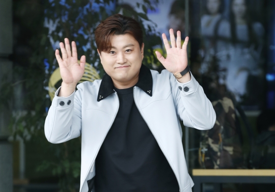 (서울=뉴스1) 권현진 기자 = 가수 김호중이 26일 서울 영등포구 KBS에서 진행된 '사장님 귀는 당나귀 귀' 녹화를 마치고 인사를 하고 있다. 2024.3.26/뉴스1 Copyright (C) 뉴스1. All rights reserved. 무단 전재 및 재배포, AI학습 이용 금지. /사진=(서울=뉴스1) 권현진 기자