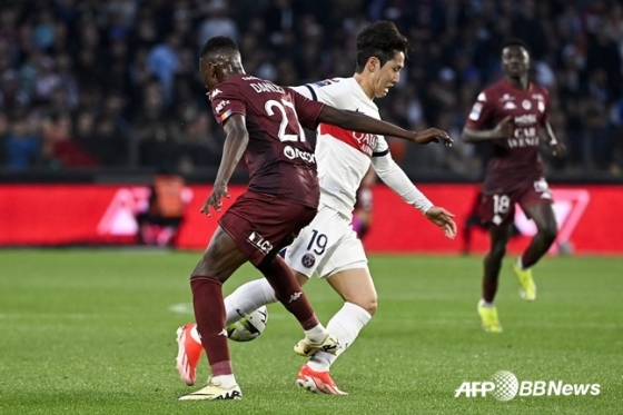 이강인(오른쪽)이 20일 오전 4시(한국시간) 프랑스 메스의 세인트 생포리앙에서 열린 PSG 대 메스의 &#039;2023~24시즌 프랑스 리그앙&#039; 34라운드 최종전 원정에서 상대 선수와 볼 경합을 펼치고 있다. /AFPBBNews=뉴스1