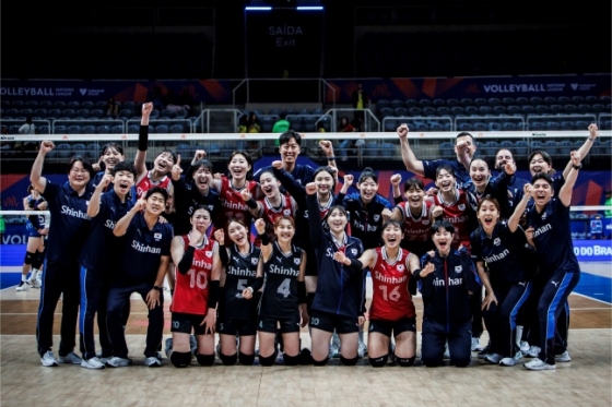 한국 여자배구대표팀이 20일(한국시간) 브라질 리우데자네이루 마라카나지뉴 체육관에서 열린 2024 FIVB(국제배구연맹) VNL(발리볼네이션스리그) 태국과 경기에서 승리한 후 기념사진을 찍고 있다. /사진=VNL 공식 홈페이지 제공