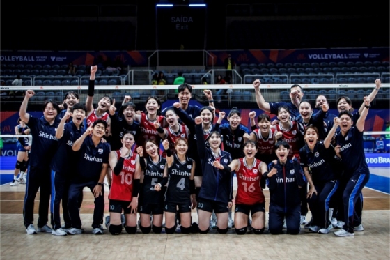 한국 여자배구대표팀이 20일(한국시간) 브라질 리우데자네이루 마라카나지뉴 체육관에서 열린 2024 FIVB(국제배구연맹) VNL(발리볼네이션스리그) 태국과 경기에서 승리한 후 기념사진을 찍고 있다. /사진=VNL 공식 홈페이지 제공