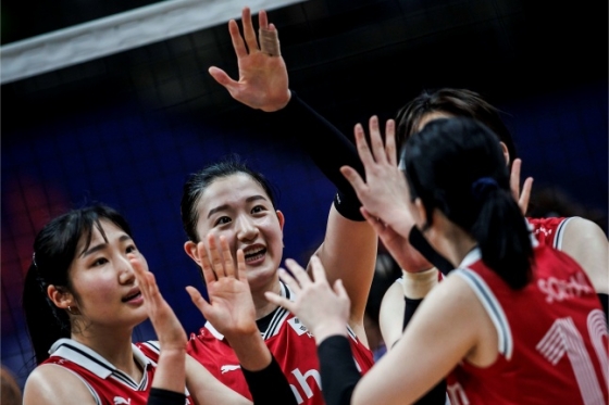 한국 여자배구대표팀 이다현(왼쪽에서 두 번째)이 20일(한국시간) 브라질 리우데자네이루 마라카나지뉴 체육관에서 열린 2024 FIVB(국제배구연맹) VNL(발리볼네이션스리그) 태국과 경기에서 득점 후 기뻐하고 있다. /사진=VNL 공식 홈페이지 제공