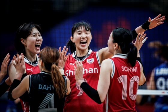 한국 여자배구대표팀 이주아(가운데)가 20일(한국시간) 브라질 리우데자네이루 마라카나지뉴 체육관에서 열린 2024 FIVB(국제배구연맹) VNL(발리볼네이션스리그) 태국과 경기에서 득점 후 기뻐하고 있다. /사진=VNL 공식 홈페이지 제공