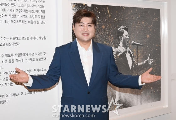 가수 김호중이 '2022 김호중 展 '별의 노래' 오픈 행사에서 포즈를 취하고 있다.  