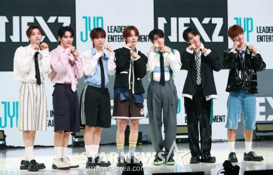 JYP엔터테인먼트의 새 보이그룹 넥스지(NEXZ)가 20일 오후 서울 광진구 예스24라이브홀에서 진행된 첫 싱글 &#039;라이드 더 바이브&#039;(Ride the Vibe) 발매기념 쇼케이스에서 포즈를 취하고 있다.  &#039;Next Z(G)eneration&#039;을 축약한 넥스지의 데뷔곡 &#039;라이드 더 바이브&#039;는 감각적이면서도 실험적인 분위기 안에서 다양하게 변주되는 사운드가 리스닝 포인트다. /2024.05.20 /사진=이동훈