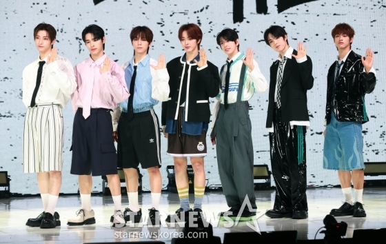 JYP엔터테인먼트의 새 보이그룹 넥스지(NEXZ)가 20일 오후 서울 광진구 예스24라이브홀에서 진행된 첫 싱글 &#039;라이드 더 바이브&#039;(Ride the Vibe) 발매기념 쇼케이스에서 포즈를 취하고 있다.  &#039;Next Z(G)eneration&#039;을 축약한 넥스지의 데뷔곡 &#039;라이드 더 바이브&#039;는 감각적이면서도 실험적인 분위기 안에서 다양하게 변주되는 사운드가 리스닝 포인트다. /2024.05.20 /사진=이동훈