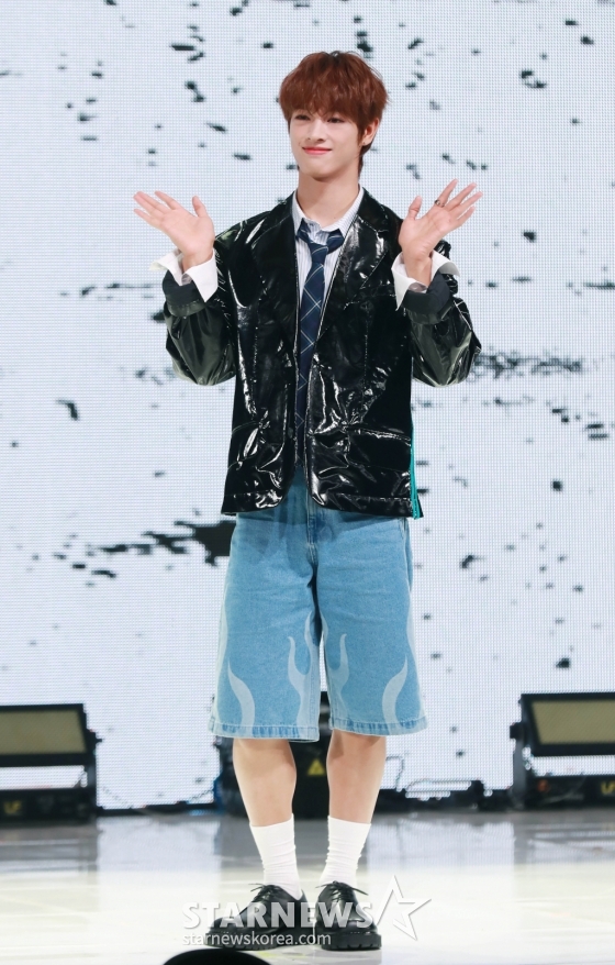 JYP엔터테인먼트의 새 보이그룹 넥스지(NEXZ) 세이타가 20일 오후 서울 광진구 예스24라이브홀에서 진행된 첫 싱글 &#039;라이드 더 바이브&#039;(Ride the Vibe) 발매기념 쇼케이스에서 포즈를 취하고 있다.  &#039;Next Z(G)eneration&#039;을 축약한 넥스지의 데뷔곡 &#039;라이드 더 바이브&#039;는 감각적이면서도 실험적인 분위기 안에서 다양하게 변주되는 사운드가 리스닝 포인트다. /2024.05.20 /사진=이동훈