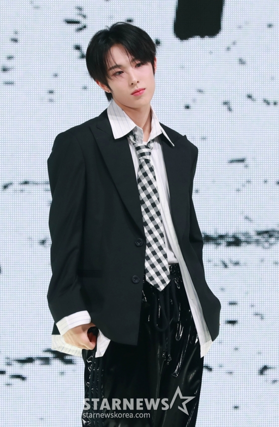 JYP엔터테인먼트의 새 보이그룹 넥스지(NEXZ) 휴이가 20일 오후 서울 광진구 예스24라이브홀에서 진행된 첫 싱글 &#039;라이드 더 바이브&#039;(Ride the Vibe) 발매기념 쇼케이스에서 포즈를 취하고 있다.  &#039;Next Z(G)eneration&#039;을 축약한 넥스지의 데뷔곡 &#039;라이드 더 바이브&#039;는 감각적이면서도 실험적인 분위기 안에서 다양하게 변주되는 사운드가 리스닝 포인트다. /2024.05.20 /사진=이동훈