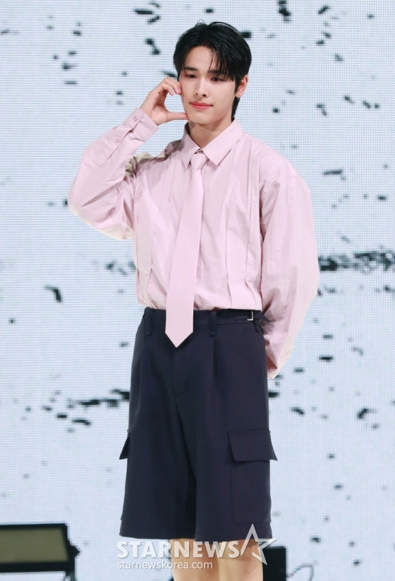 JYP엔터테인먼트의 새 보이그룹 넥스지(NEXZ) 하루가 20일 오후 서울 광진구 예스24라이브홀에서 진행된 첫 싱글 &#039;라이드 더 바이브&#039;(Ride the Vibe) 발매기념 쇼케이스에서 포즈를 취하고 있다.  &#039;Next Z(G)eneration&#039;을 축약한 넥스지의 데뷔곡 &#039;라이드 더 바이브&#039;는 감각적이면서도 실험적인 분위기 안에서 다양하게 변주되는 사운드가 리스닝 포인트다. /2024.05.20 /사진=이동훈