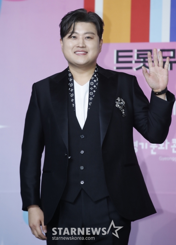 (서울=뉴스1) 권현진 기자 = 가수 김호중이 12일 오후 서울 마포구 상암동 SBS 프리즘타워에서 열린 &#039;트롯뮤직어워즈 2024&#039; 레드카펫 행사에서 포즈를 취하고 있다. 2024.4.12/뉴스1  Copyright (C) 뉴스1. All rights reserved. 무단 전재 및 재배포,  AI학습 이용 금지. /사진=(서울=뉴스1) 권현진 기자