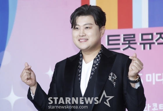 (서울=뉴스1) 권현진 기자 = 가수 김호중이 12일 오후 서울 마포구 상암동 SBS 프리즘타워에서 열린 &#039;트롯뮤직어워즈 2024&#039; 레드카펫 행사에서 포즈를 취하고 있다. 2024.4.12/뉴스1  Copyright (C) 뉴스1. All rights reserved. 무단 전재 및 재배포,  AI학습 이용 금지. /사진=(서울=뉴스1) 권현진 기자