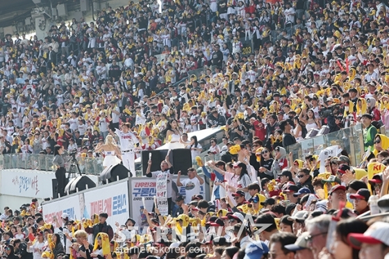 매진을 이룬 LG 홈경기 때의 잠실구장. /사진=김진경 대기자