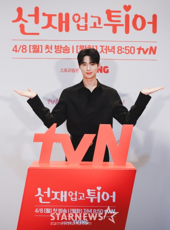 배우 변우석이 3일 온라인으로 진행된 tvN 월화드라마 &#039;선재 업고 튀어&#039; 제작발표회에 참석해 포즈를 취하고 있다. /사진제공=CJENM 2024.04.03 /사진=이동훈
