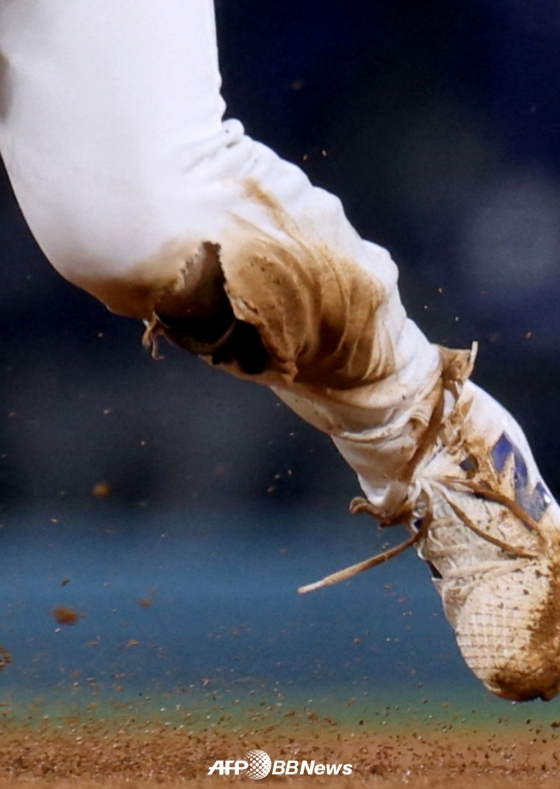 22일(한국 시각) LA 다저스 오타니 쇼헤이의 유니폼 무릎 부분이 찢어져 있다. /AFPBBNews=뉴스1
