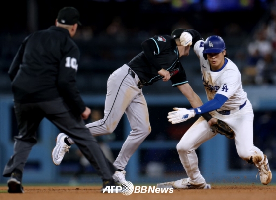 LA 다저스 오타니 쇼헤이(오른쪽)의 22일(한국 시간) 경기 모습. /AFPBBNews=뉴스1