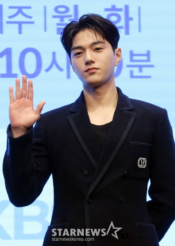 배우 김명수가 13일 오후 서울 영등포구 디큐브시티에서 진행된 KBS2 월화드라마 &#039;함부로 대해줘&#039; 제작발표회에 참석해 포즈를 취하고 있다. 2024.05.12 &#039;함부로 대해줘&#039;는 인의예지를 장착한 MZ선비 신윤복과 함부로 대해지는 삶에 지친 여자 김홍도의 무척 예의바른 로맨스 이야기로 오늘밤 첫 방송된다. 2024.05.12 /사진=임성균