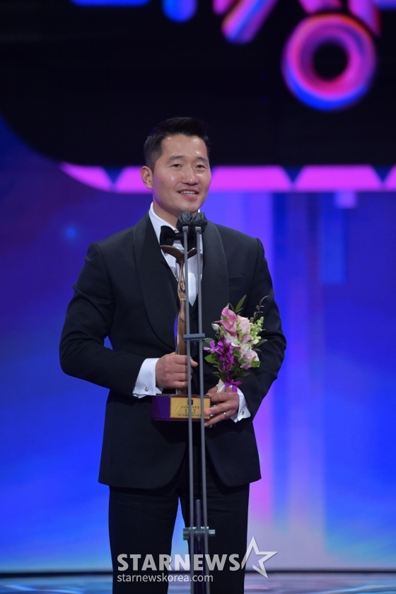 훈련사 강형욱이 25일 오후 진행된 &#039;2021 KBS 연예대상&#039;에서 프로듀서 특별상을 수상한 뒤 소감을 밝히고 있다. /사진제공=KBS 2021.12.25