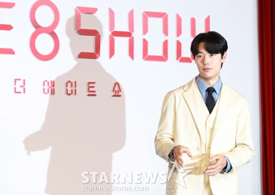 배우 류준열이 10일 오전 앰배서더 서울 풀만 호텔에서 진행된 넷플릭스 오리지널 시리즈 &#039;더 에이트 쇼&#039; 제작발표회에서 포즈를 취하고 있다.  8명의 인물이 8층으로 나뉜 비밀스런 공간에 갇혀 ‘시간이 쌓이면 돈을 버는’ 달콤하지만 위험한 쇼에 참가하면서 벌어지는 이야기 &#039;더 에이트 쇼&#039;는 오는 17일 공개된다. /2024.05.10 /사진=이동훈