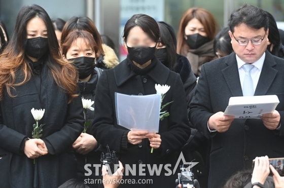 [수원=뉴시스] 김종택 기자 = 웹툰 작가 주호민 씨의 아들을 정서적으로 학대한 혐의로 1심에서 유죄 판단을 받은 특수교사 A씨(가운데)가 6일 경기도 수원지방법원에서 항소장을 제출하기 앞서 기자회견을 하고 있다. 2024.02.06. jtk@newsis.com /사진=김종택