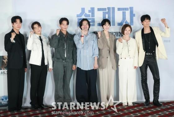 배우 이무생, 탕준상, 이현욱, 이요섭 감독, 배우 정은채, 이미숙, 강동원이 23일 오후 서울 롯데시네마 월드타워점에서 진행된 영화 &#039;설계자&#039;(감독 이요섭) 언론시사회 및 기자간담회에 참석해 포즈를 취하고 있다. /2024.05.23 /사진=이동훈