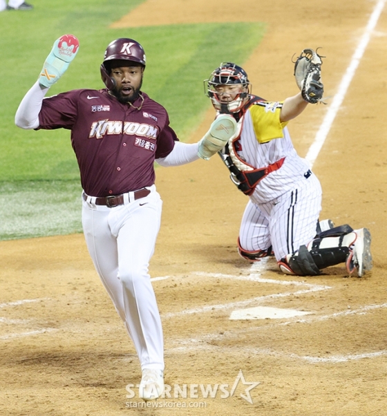 &#039;2024 신한 SOL 뱅크 KBO리그&#039; LG-키움전이 16일 서울 잠실야구장에서 열렸다.  키움 4회초 1사 만루에서 3루주자 도슨(왼쪽)이 최주환의 희생 플라이 때 홈을 밟아 득점하고 있다. LG 포수는 김범석. /사진=김진경 대기자