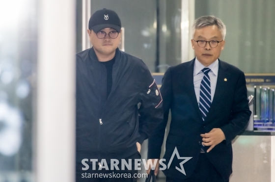 뺑소니 혐의와 음주 운전 의혹을 받는 트로트 가수 김호중이 21일 오후 서울 강남경찰서에서 조사를 마치고 나오고 있다.   /사진=뉴스1 