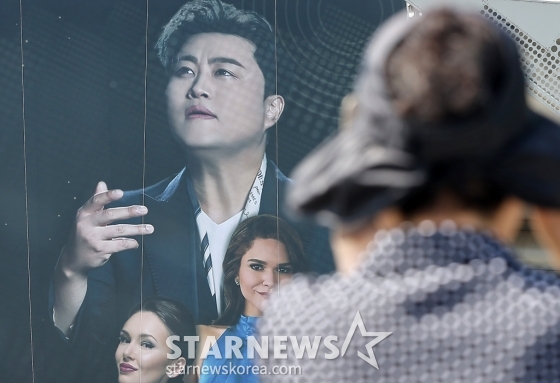 &#039;음주 뺑소니&#039; 혐의로 구속영장이 신청된 가수 김호중이 오는 23~24일 양일 간 예정된 콘서트를 강행하기로 한 가운데 23일 공연장인 서울 송파구 올림픽공원 KSPO돔(체조경기장) 앞으로 시민들이 이동하고 있다. /사진=뉴스1  