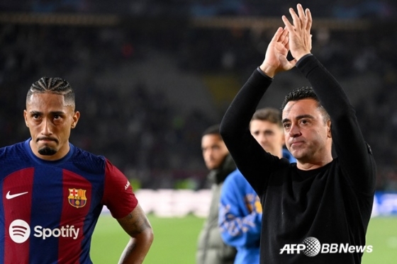 사비 에르난데스(오른쪽) 감독이 경기 후 팬들에게 박수를 보내고 있다. /AFPBBNews=뉴스1