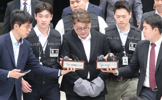 (서울=뉴스1) 김성진 기자 = &#039;음주 뺑소니&#039; 혐의를 받는 가수 김호중이 24일 서울 서초구 서울중앙지방법원에서 열린 구속 전 피의자 심문(영장실질심사)을 마친 후 호송 차량으로 이동하고 있다. 2024.5.24/뉴스1  Copyright (C) 뉴스1. All rights reserved. 무단 전재 및 재배포,  AI학습 이용 금지. /사진=(서울=뉴스1) 김성진 기자