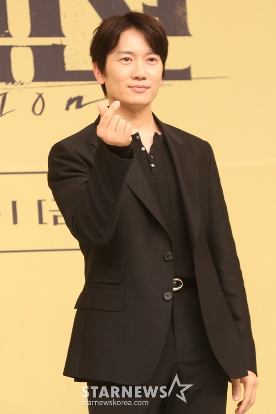 배우 지성이 24일 오후 서울 목동 SBS에서 열린 금토드라마 '커넥션' 제작발표회에 참석해 포즈를 취하고 있다. 드라마 '커넥션'은 누군가에 의해 마약에 강제로 중독된 마약팀 에이스 형사가 변질된 우정, 그 커넥션의 전말을 밝혀내는 중독추적서스펜스로 24일 첫 방송된다. 2024.05.24 /사진=임성균