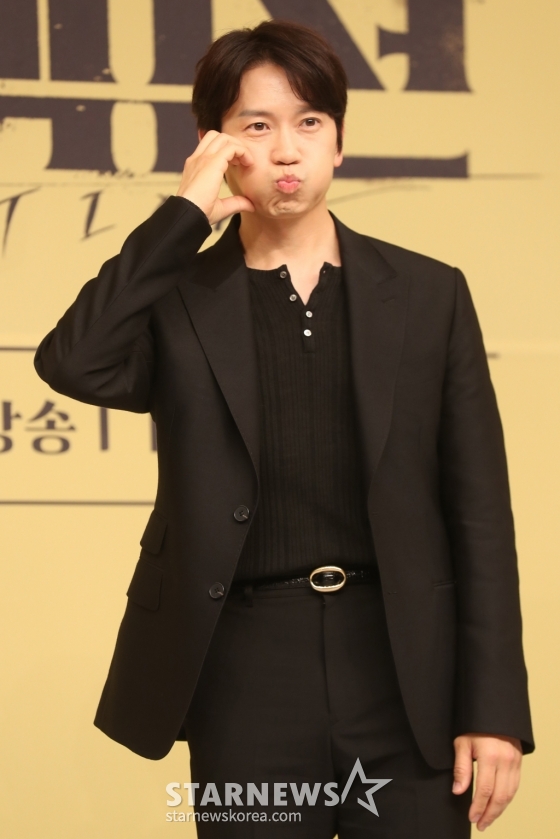 배우 지성이 24일 오후 서울 목동 SBS에서 열린 금토드라마 &#039;커넥션&#039; 제작발표회에 참석해 포즈를 취하고 있다.  드라마 &#039;커넥션&#039;은 누군가에 의해 마약에 강제로 중독된 마약팀 에이스 형사가 변질된 우정, 그 커넥션의 전말을 밝혀내는 중독추적서스펜스로 24일 첫 방송된다.  2024.05.24 /사진=임성균