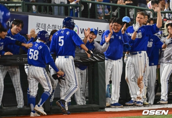 삼성 선수단이 24일 사직 롯데전에서 6회 초 류지혁의 2타점 적시타 이후 환호하고 있다. 