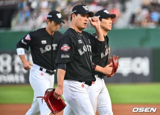 롯데 나균안(가운데)이 24일 사직 삼성전에서 1회 5실점을 한 후 더그아웃으로 돌아가고 있다. 