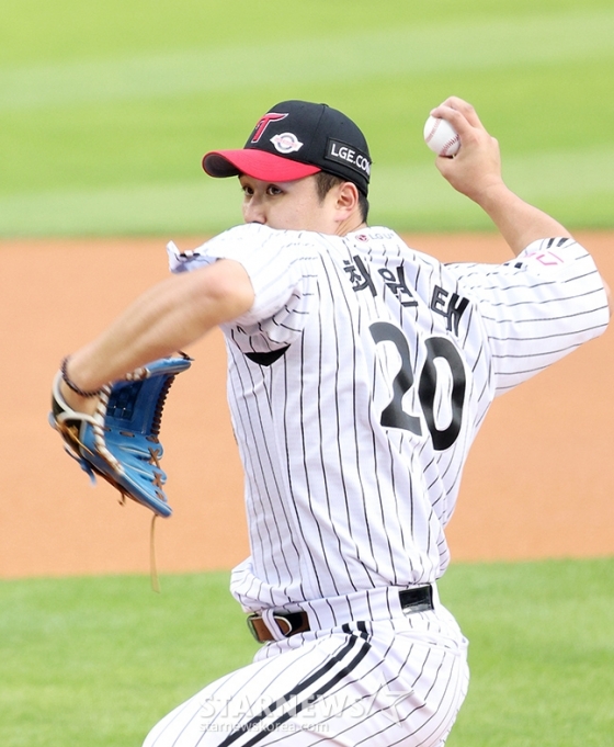 &#039;2024 신한 SOL 뱅크 KBO리그&#039; LG-NC전이 24일 서울 잠실야구장에서 열렸다.  LG 선발 최원태가 역투하고 있다. /사진=김진경 대기자